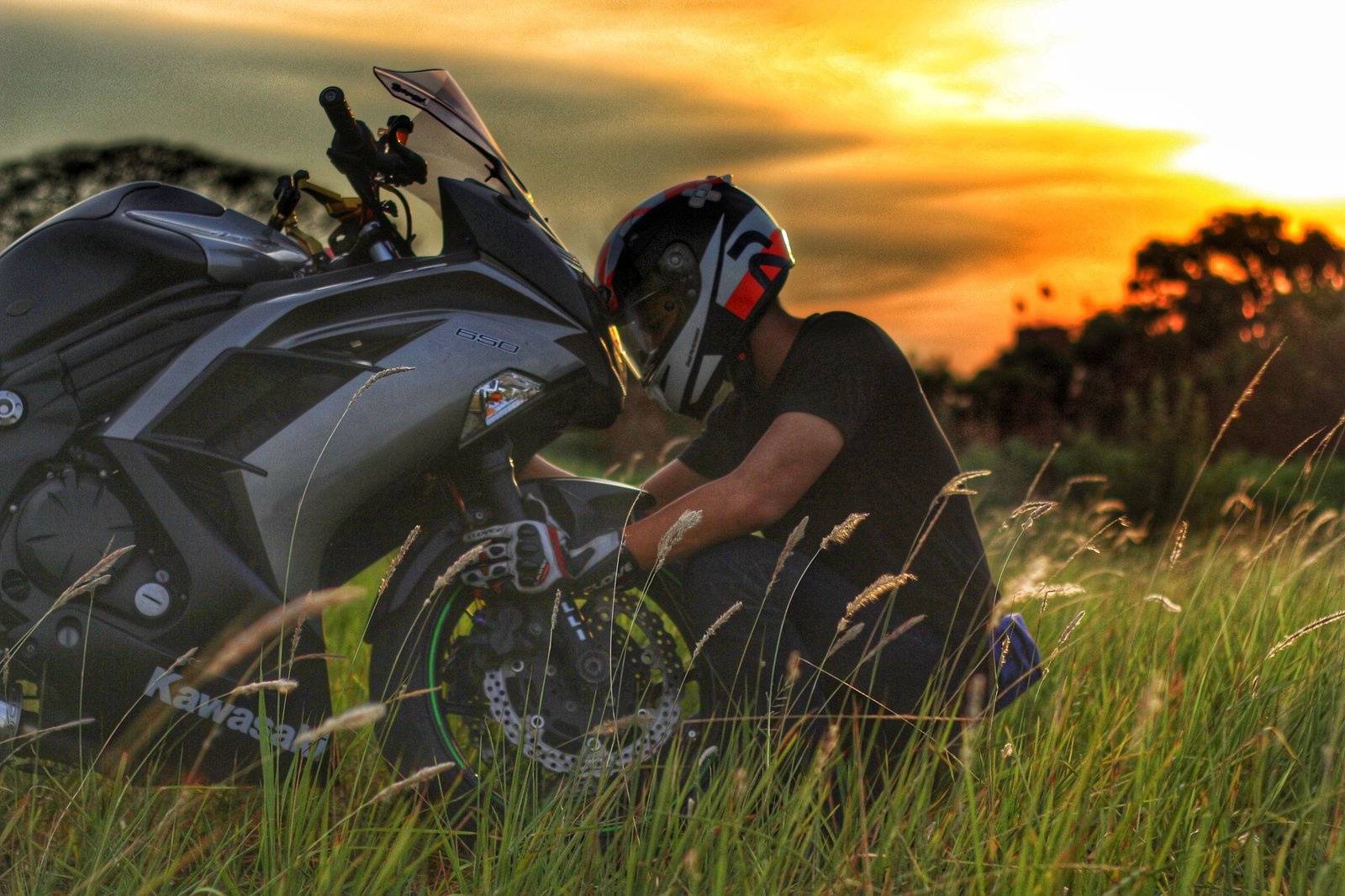 Sports bike transport with fairing protection